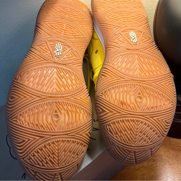 Kyrie 5 SpongeBob - Picture 6 of 7